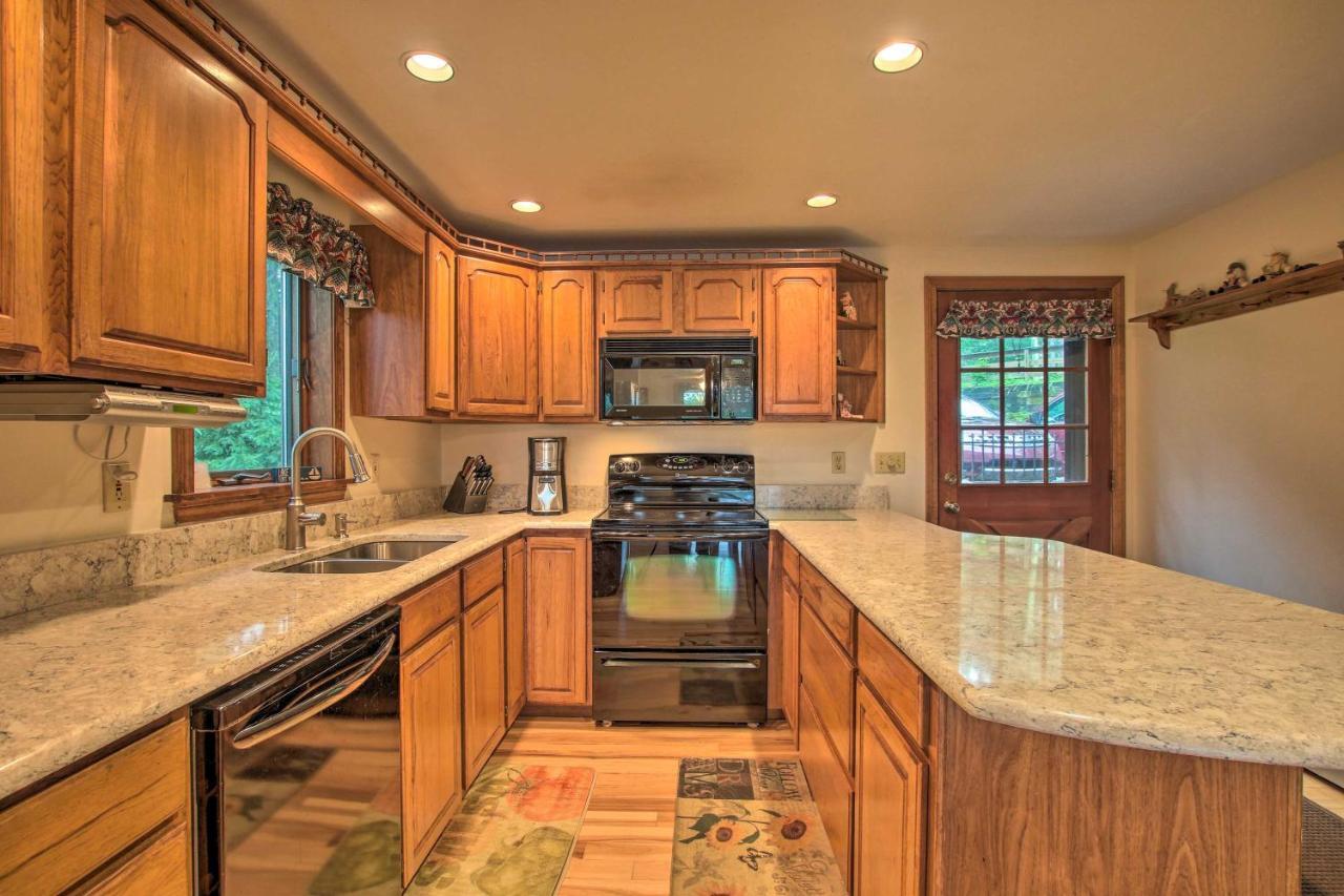 Waterfront New England House On Wickaboag Lake! West Brookfield ภายนอก รูปภาพ